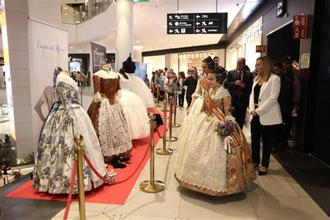 Las falleras mayores de Valencia inauguran una exposición de