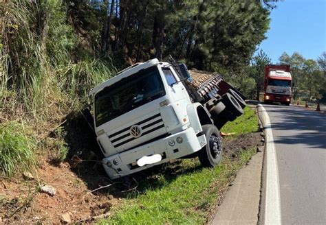 Saída de pista de caminhão é registrada na ERS 122 em Antônio Prado