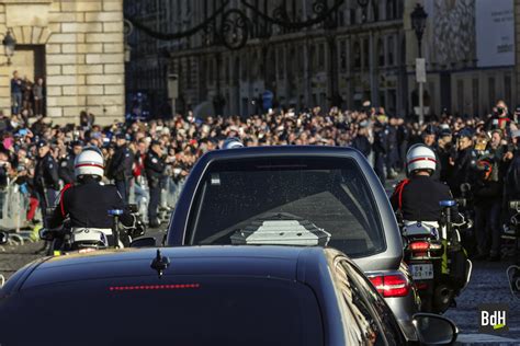 Hommage populaire rendu à Johnny Hallyday sur Paris Bruno de Hogues