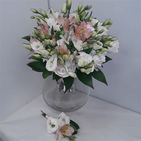 Букет невесты из лизиантуса (эустом) и альстромерии купить в СПб | Фото ...