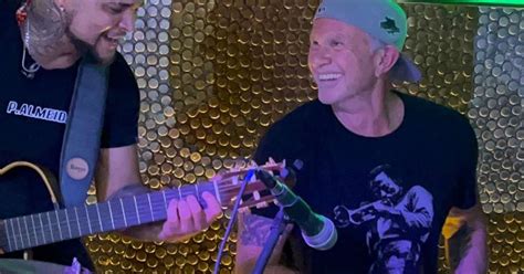 Baterista Do Red Hot Chili Peppers Toca Legi O Urbana Em Bar Do Rio