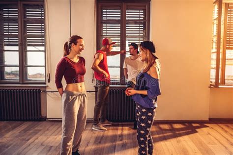 Muchachas De Baile Modernas Del Hip Hop En Centro De Aptitud Urbano