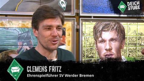 Werder Bremen Clemens Fritz präsentiert Bild in der Ehrengalerie des