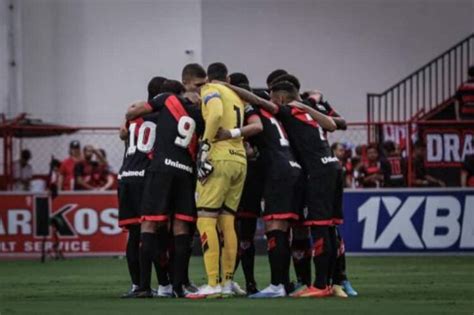 Atlético GO vence Goiás por 2 a 0 e fica mais perto do título do