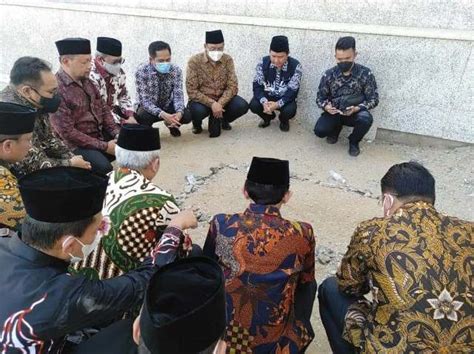 Kunker Di Saudi Menag Sempatkan Ziarah Ke Makam Mbah Moen Dan Syekh