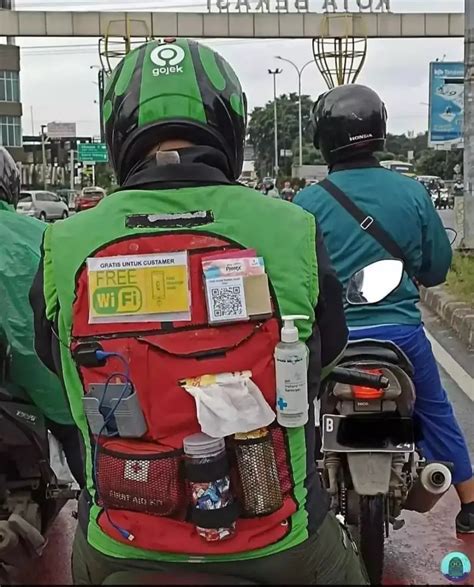 Potret Atribut Nyeleneh Yang Digunakan Oleh Driver Ojol Saat Narik