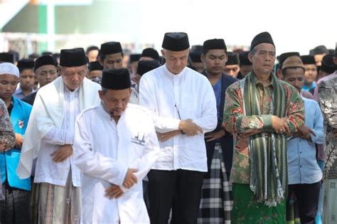 Ganjar Dan Ulama Gelar Shalat Istisqa Di Ponpes Al Ittihad Cianjur