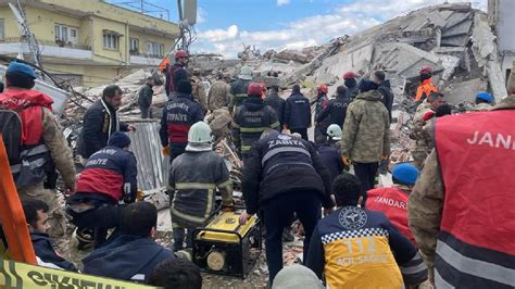 Osmaniye de depremde hasar gören 2 katlı bina çöktü Son Dakika Haberleri