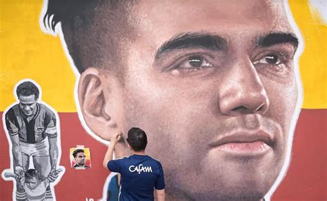 Hinchas De Santa Fe Vandalizaron El Mural De Falcao En El Campín