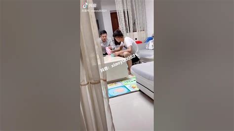 这爷俩趁妹妹睡觉了疯狂偷吃，那么大勺子🥄你一勺我一勺的，这得有矿才能经得住他俩吃啊🤪 （抖音发布时间：2019年10月09日