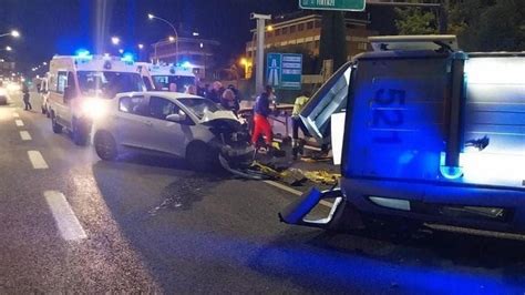 Incidente Sulla Tiburtina Tre Vigili Urbani Travolti Da Un Auto La