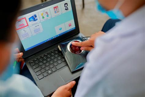 Gobierno De El Salvador Contin A Entregando Computadoras En El Sistema