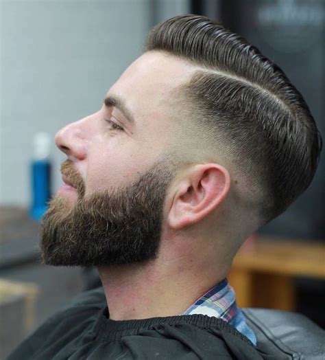 Barbe Taill E Homme Hipster Avec Coiffure Pompadour Sur Le Cot Avec