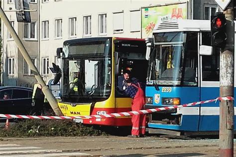 Dwie osoby ranne w zderzeniu autobusu MPK z tramwajem Znane są wstępne