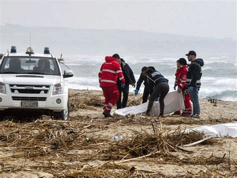 60 Muertos En Naufragio De Migrantes En Costas De Calabria Italia