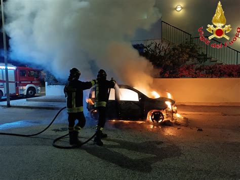 Santa Severa Auto In Fiamme Nei Pressi Della Sede Della Croce Rossa