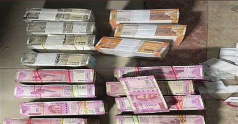 Noida It Officials Raid Premises Of Former Ips Officer Cash Worth Several Hundred Crores