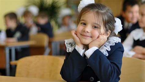 Школьная форма для первоклассницы – правила выбора