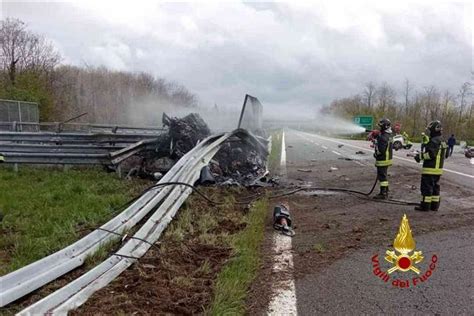 Incidente mortale in autostrada Ivrea Santhià auto si schianta