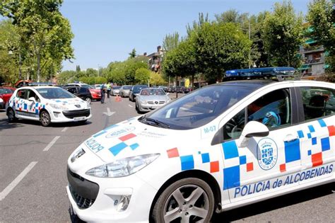 Un policía local pierde el control de su coche y arrolla a varias