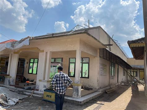 Kondisi Rusak Setelah Lima Tahun Aula Kelurahan Hadimulyo Barat