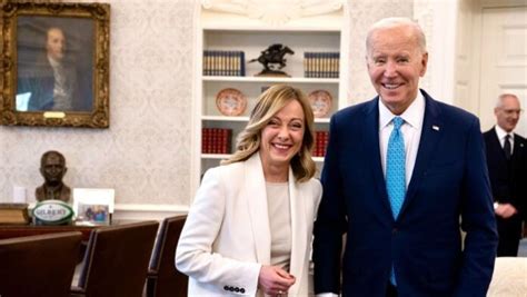 Biden poljubio Meloni u čelo pa joj njušio kosu VIDEO Obican radio