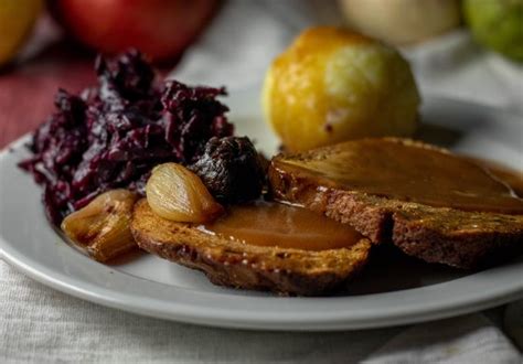 Seitanbraten Mit Apfel Rotkohl Bratensauce Und Kn Deln Dailyvegan