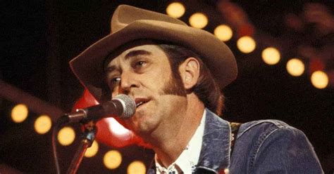 Don Williams’ “It Must Be Love”: Gentle Giant’s 9th No.1 Song