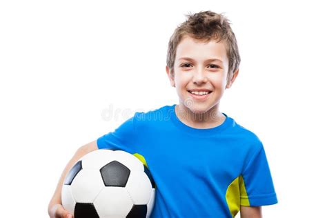 Garçon De Sourire Beau D enfant Tenant Le Ballon De Football Faisant