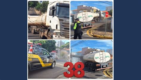 Caminh O Bitrem Carregado Leo Vegetal Faz Manobra Em L E Interdita