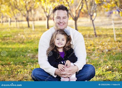 Retrato Feliz Del Padre Y De La Hija Foto De Archivo Imagen De Amarillo Gente 25025396