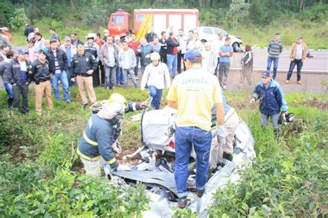 Intervalo Da Not Cias Caminh O Passa Por Cima De Carro E Causa Duas