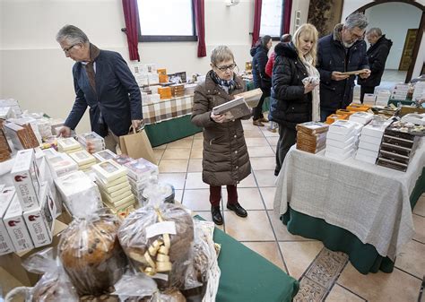 San Pedro De Carde A Vende Dulces Para La Supervivencia De