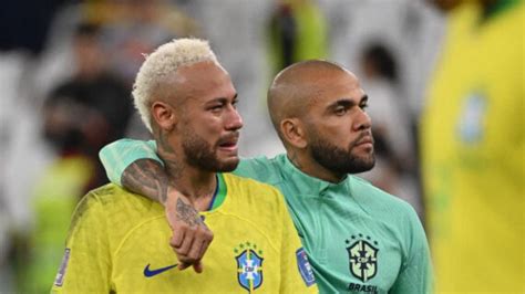 Daniel Alves dinheiro do pai de Neymar está fora da Europa e dificulta