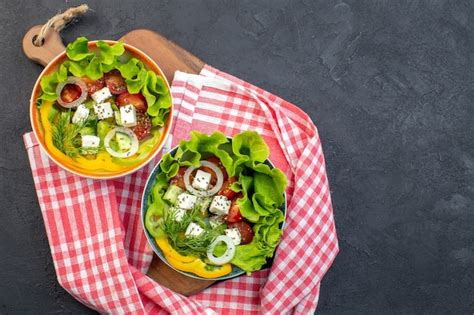 Vista Superior Sabrosa Ensalada De Verduras Con Queso Pepinos Y