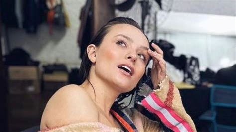 Larissa Manoela surpreende acessório em bastidores de novo filme