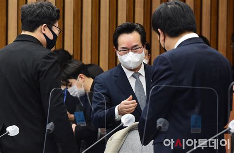 포토 참석자들과 인사하는 정황근 농림축산식품부 장관 네이트 뉴스