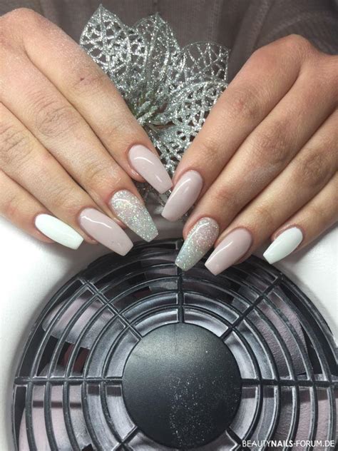 Farbspiel Mit Glitzer In Nude Nageldesign