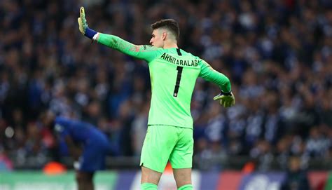 Twitter Reacts To Kepa Arrizabalaga S League Cup Final Tantrum