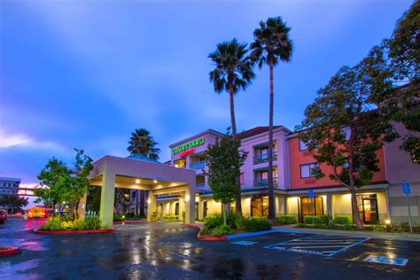 Oakland Airport Hotels - Photos | Courtyard Oakland Airport