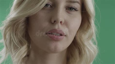 La Jeune Femme Blonde De Charme Vous Taquine Contre L Cran Vert Clips Vid Os Vid O Du Fermer