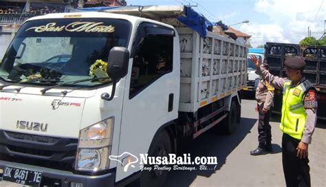 Nusabali Antrean Truk Hingga Bus Di Spbu Masih Terjadi Pertamina