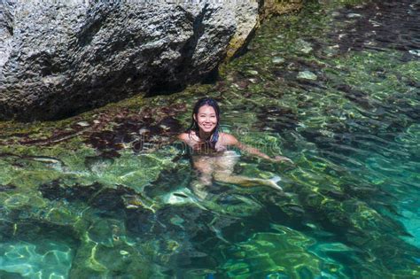 Jeune Femme Dans Le Bikini En Mer Image Stock Image Du Jeune Dans