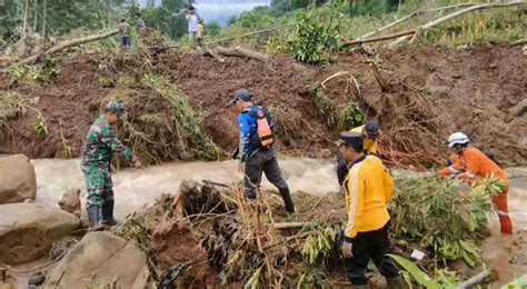 Petugas Bersihkan Material Longsor Yang Menutup Kali Maling Di Jombang