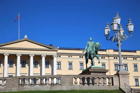 El Palacio Real Y La Estatua Del Rey Karl Johan Xiv En Oslo Noruega