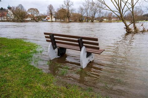 Dauerregen In Franken Bilder Zeigen Angespannte Hochwasserlage