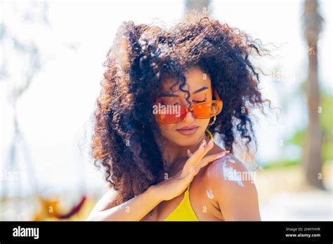 Beautiful latina bikini beach Banque de photographies et dimages à haute résolution Alamy