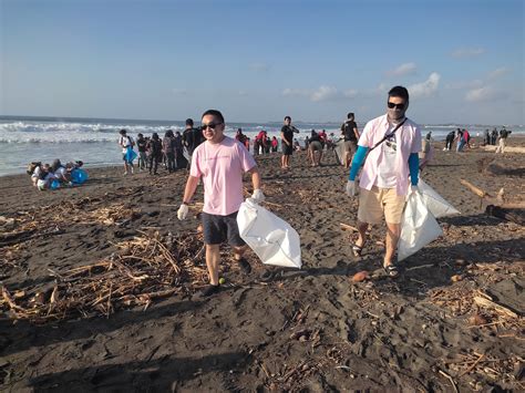 Libatkan Relawan Sociolla Gelar Aksi Bersih Pantai Rayakan World