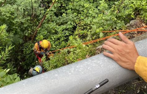 快訊花蓮騎士自摔！跌進5公尺邊坡 警消緊急「吊掛救援」