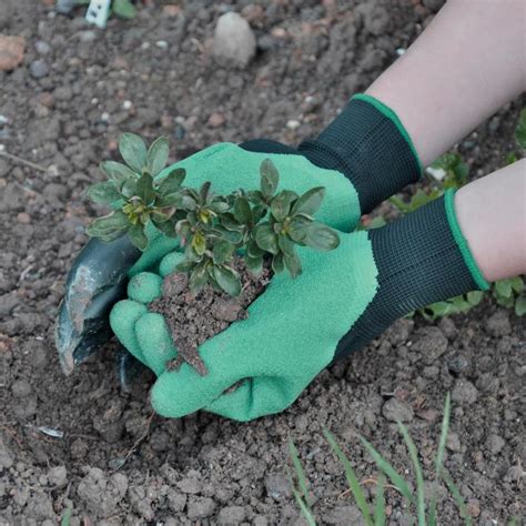 Garden Genie Gloves Have Built In Claws For Digging